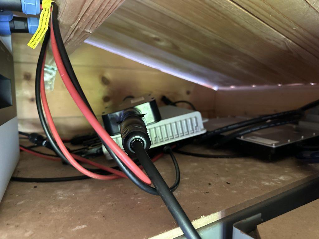 Angeschlossene Speicher des Sunlit 800 Watt Easy Switch Balkonkraftwerk-Sets inklusive Speicher