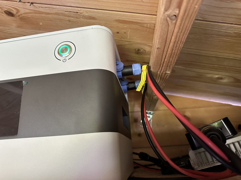 Angeschlossener Speicher des Sunlit 800 Watt Easy Switch Balkonkraftwerk-Sets inklusive Speicher 2150 kW