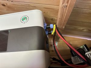 Angeschlossener Speicher des Sunlit 800 Watt Easy Switch Balkonkraftwerk-Sets inklusive Speicher 2150 kW