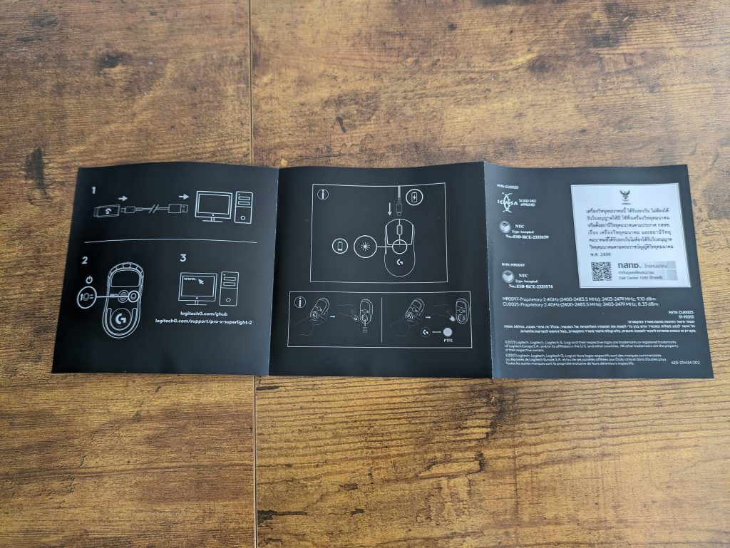 Anleitung der Logitech G PRO X Superlight 2 Gaming-Maus geöffnet, vordere Seite
