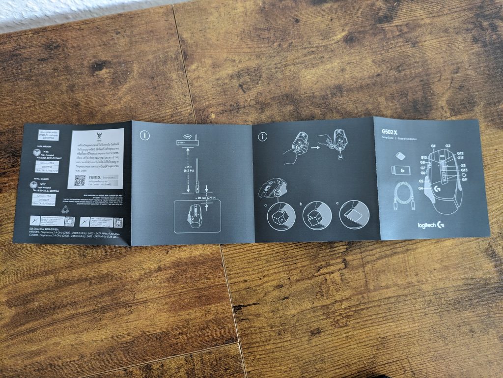 Anleitung der Logitech G502 X PLUS Gaming-Maus geöffnet, die Rückseite