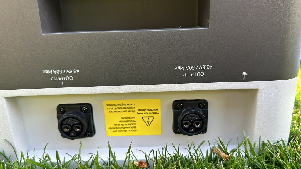 Anschlüsse des Speichers des Sunlit 800 Watt Easy Switch Balkonkraftwerk-Sets inklusive Speicher 2150 kW