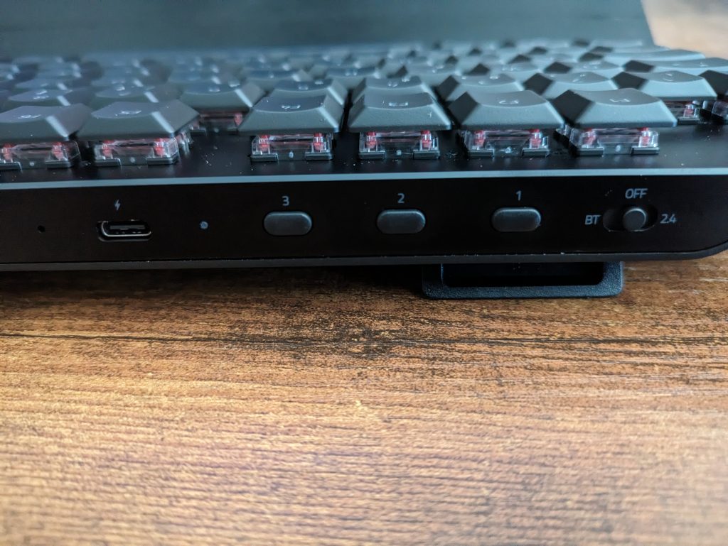 Anschlüsse und Profiltasten der Razer Deathstalker V2 Pro Gaming-Tastatur