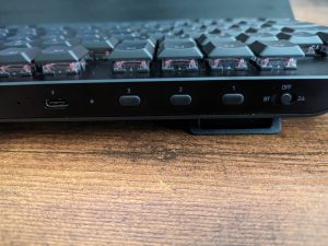 Anschlüsse und Profiltasten der Razer Deathstalker V2 Pro Gaming-Tastatur