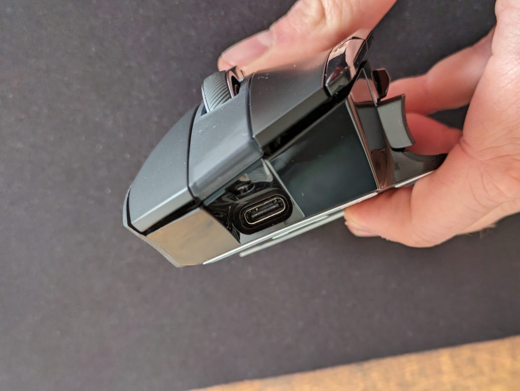 Anschluss der Logitech G502 X PLUS Gaming-Maus von vorne