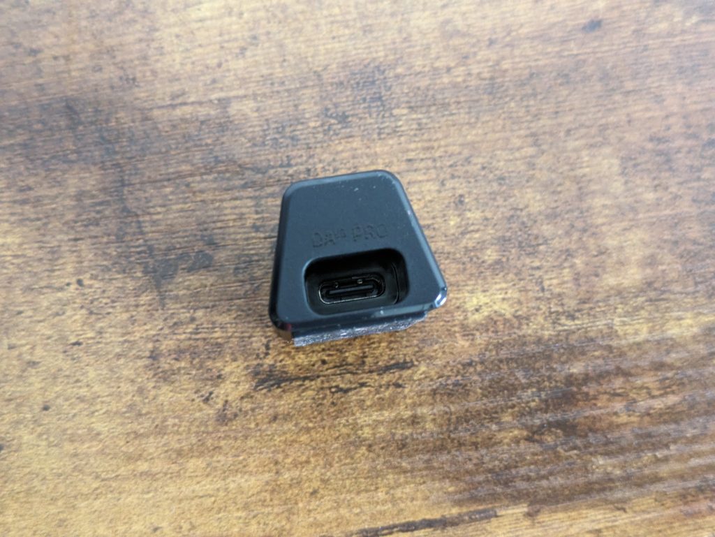 Anschluss des Wireless-Dongle der Razer Deathadder V3 Pro Gaming-Maus