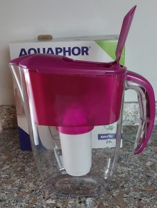 Aquaphor Smile Cyclamen Wasserfilter mit geöffnetem Einfülldeckel