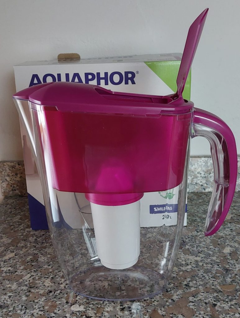 Aquaphor Smile Cyclamen Wasserfilter mit geöffnetem Einfülldeckel