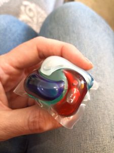 Ariel Allin1 PODS Waschmittel, ein Pod in der Hand