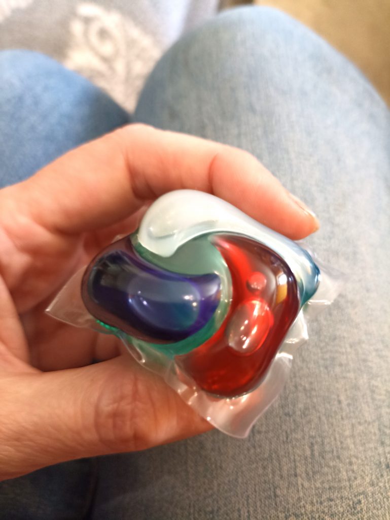 Ariel Allin1 PODS Waschmittel, ein Pod in der Hand