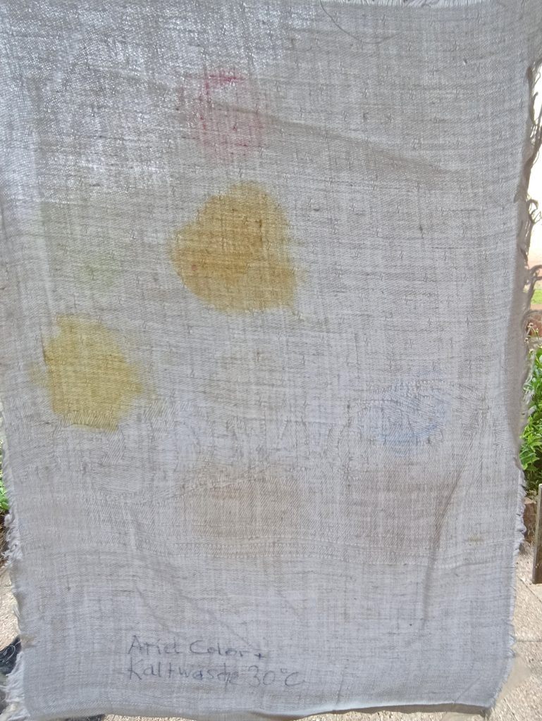 Ariel Color+ Waschmittel, Ergebnis Kaltwäsche 30 Grad, im Durchlicht