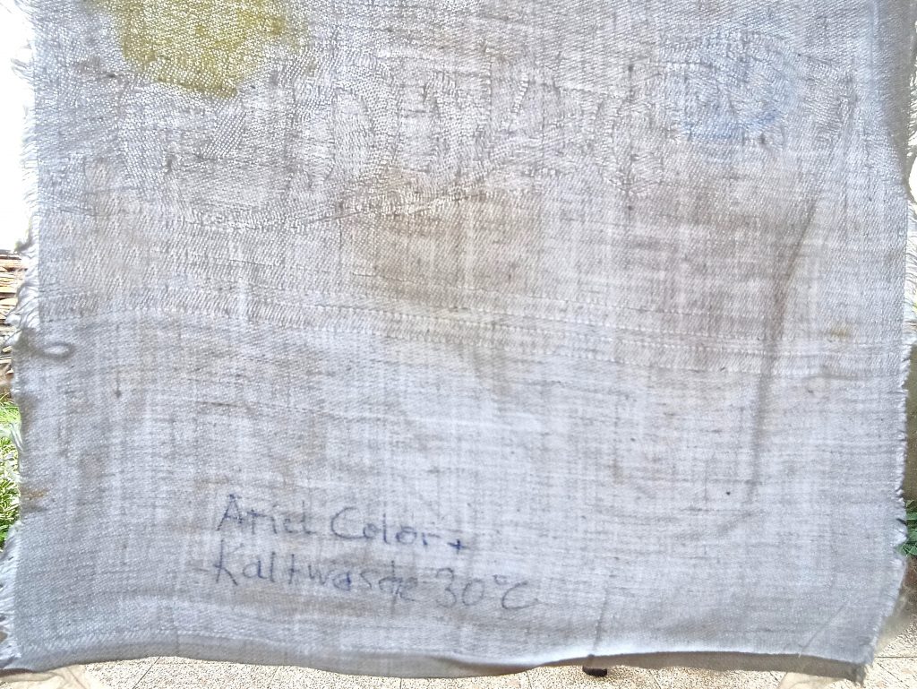 Ariel Color+ Waschmittel, Ergebnis Kaltwäsche 30 Grad, im Durchlicht, unterer Abschnitt