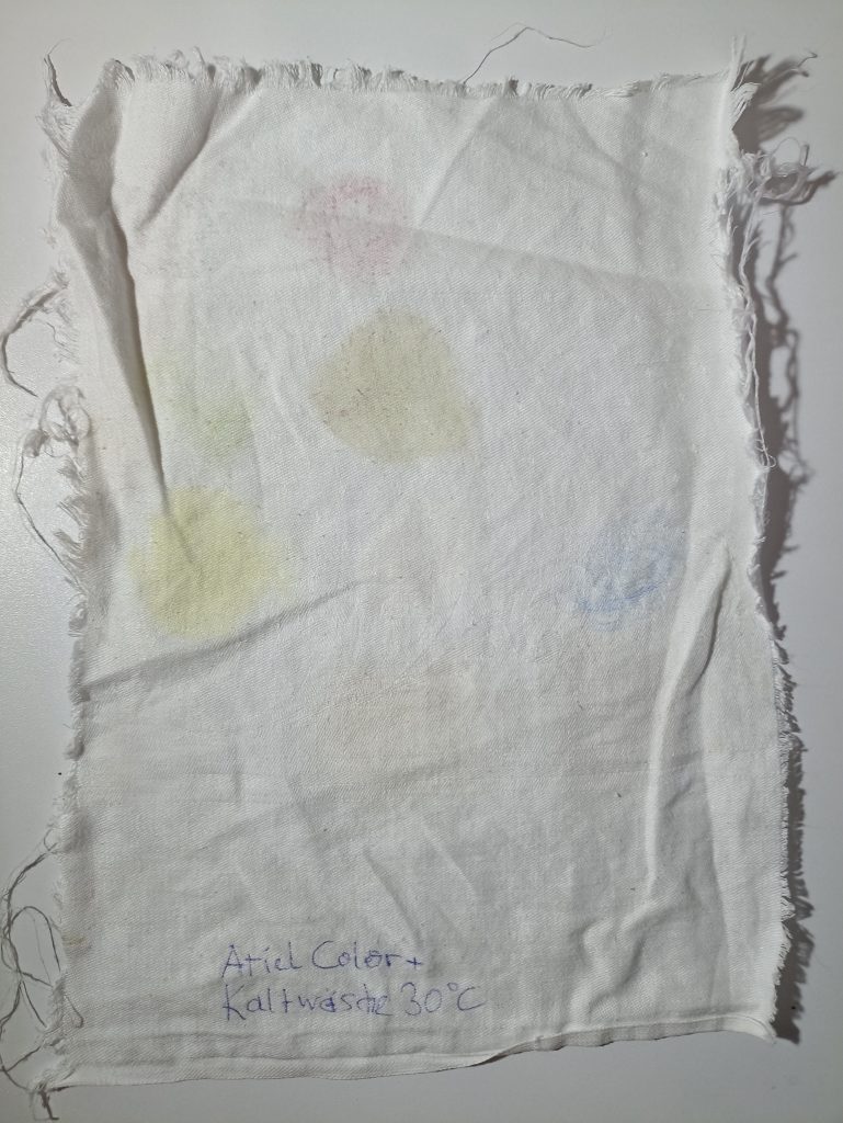 Ariel Color+ Waschmittel, Ergebnis Kaltwäsche 30 Grad, unterer Abschnitt