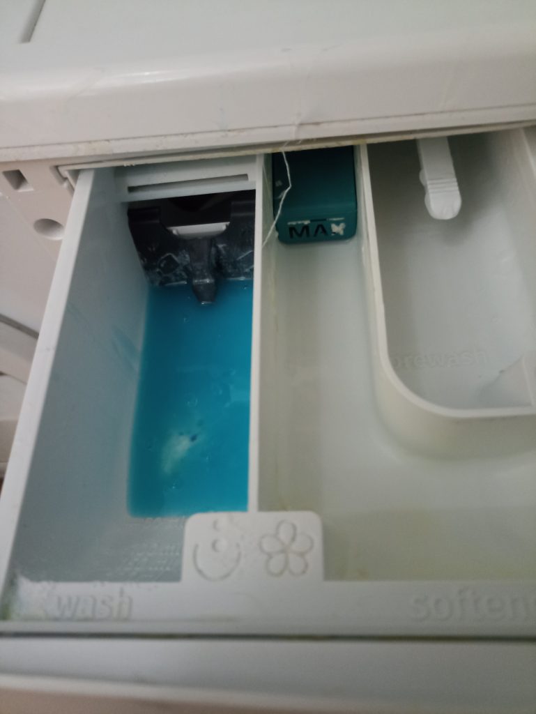 Ariel Color+ Waschmittel, in der Hauptwäschekammer