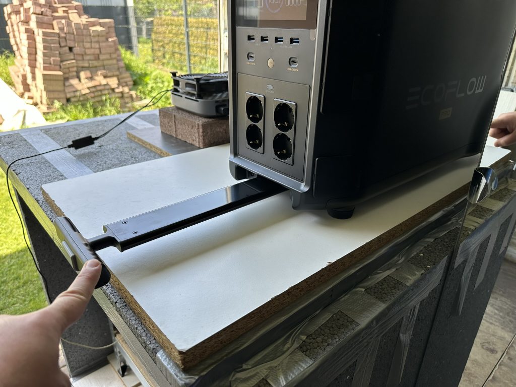 Ausgezogener Griff der EcoFlow DELTA Pro Powerstation in der Nahansicht