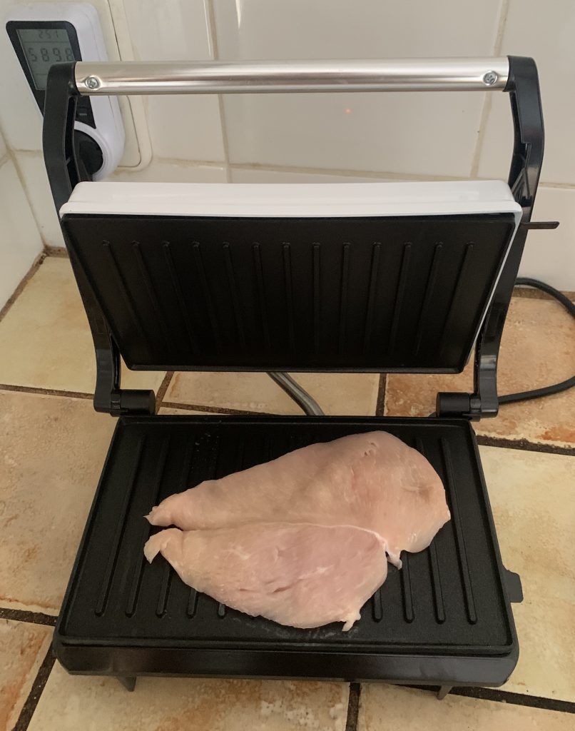 Bestron APM123W Kontaktgrill bei der Vorbereitung zum Grillen