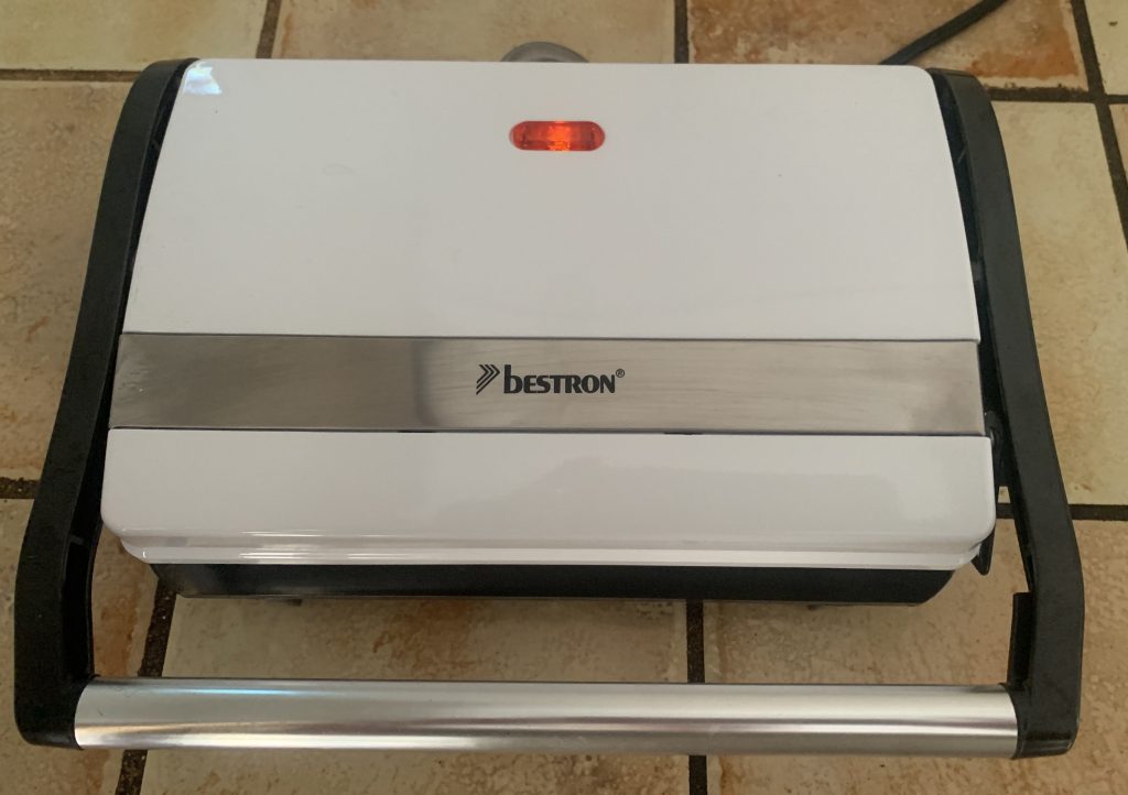 Bestron APM123W Kontaktgrill beim Aufheizen mit roter Kontrollleuchte