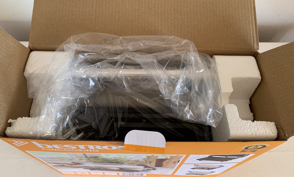 Bestron APM123W Kontaktgrill im geöffneten Karton von oben