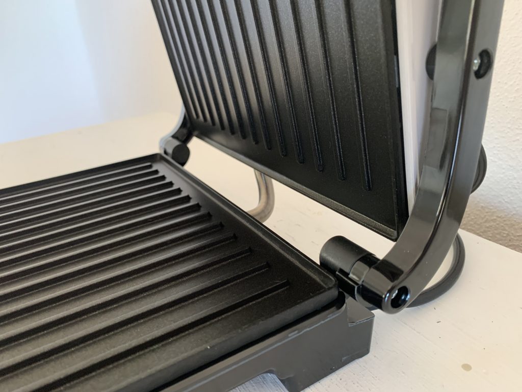 Bestron APM123W Kontaktgrill mit Blick auf die Scharniere