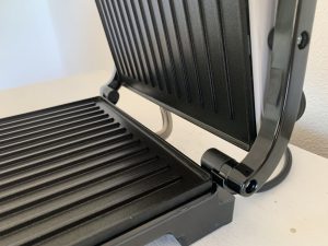 Bestron APM123W Kontaktgrill mit Blick auf die Scharniere