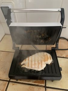 Bestron APM123W Kontaktgrill mit Hähnchenfilet nach 5 Minuten Grillzeit