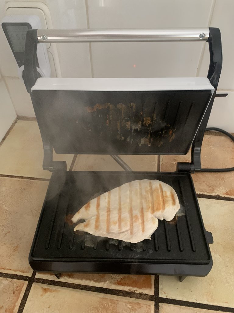 Bestron APM123W Kontaktgrill mit Hähnchenfilet nach 5 Minuten Grillzeit