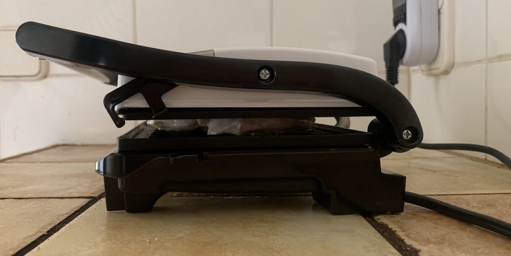 Bestron APM123W Kontaktgrill mit eingelegtem Grillgut von der Seite