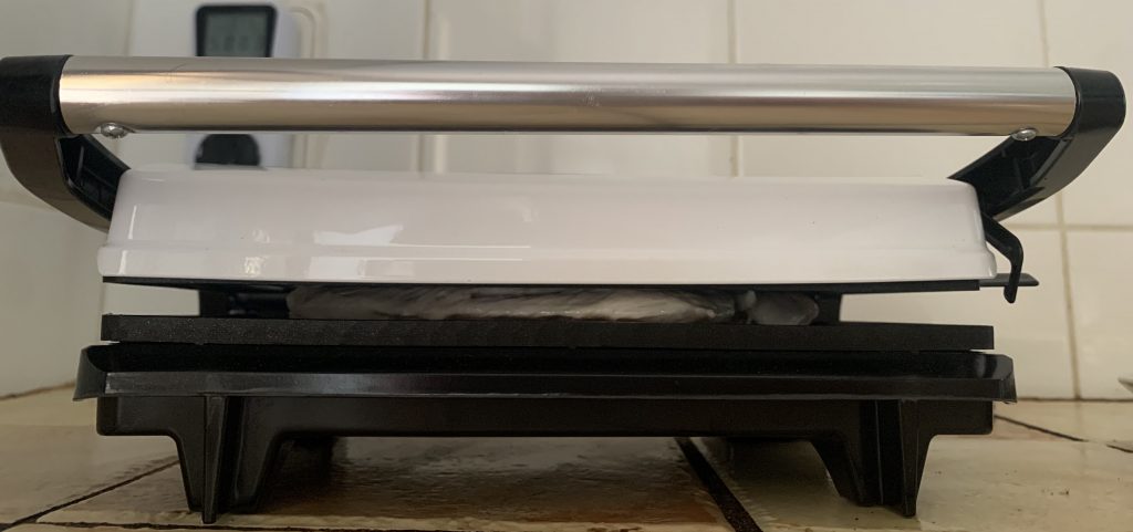 Bestron APM123W Kontaktgrill mit eingelegtem Grillgut von vorne