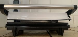 Bestron APM123W Kontaktgrill mit eingelegtem Grillgut von vorne