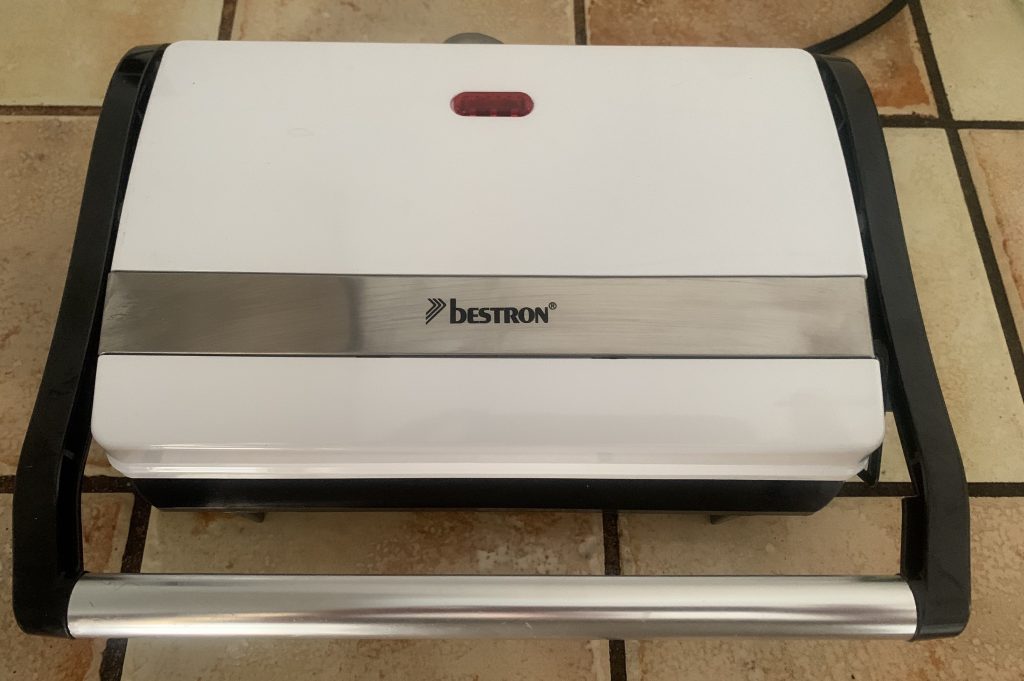 Bestron APM123W Kontaktgrill nach beendeter Aufheizzeit mit erloschener Kontrollleuchte