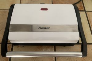 Bestron APM123W Kontaktgrill nach beendeter Aufheizzeit mit erloschener Kontrollleuchte