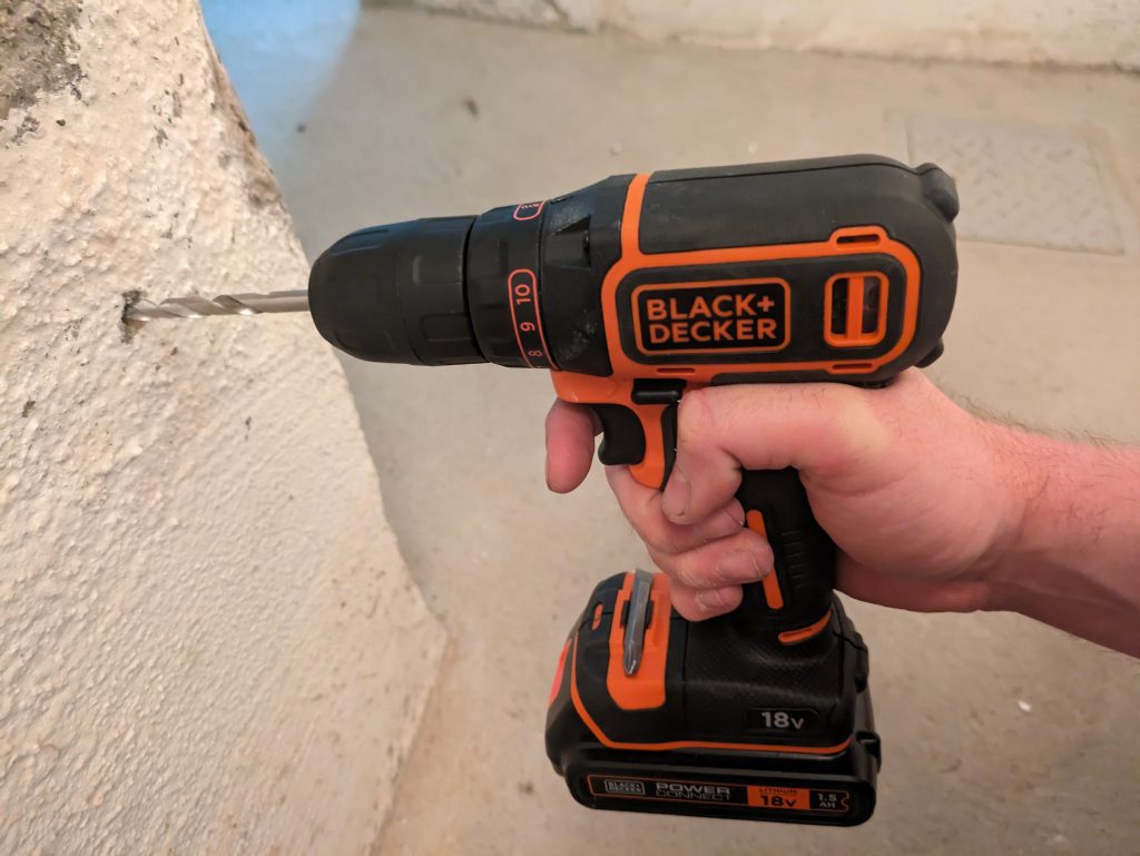 Bohren mit dem Black+Decker ‎BDCDC18 Akku-Bohrschrauber in der Wand