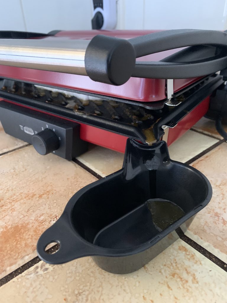 Bosch TCG4104 3-in1-Kontaktgrill Fett läuft in die Fettauffangschale