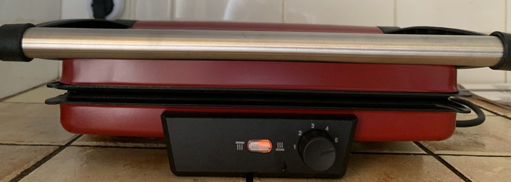 Bosch TCG4104 3-in1-Kontaktgrill beim Aufheizen mit Kontrollleuchte