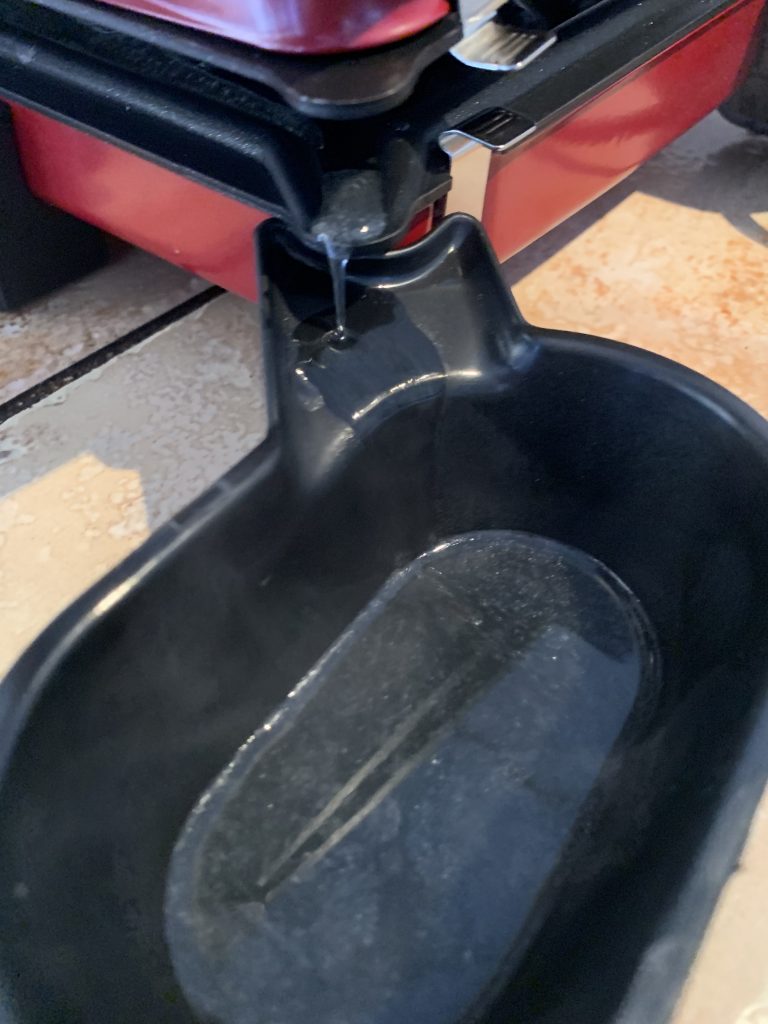 Bosch TCG4104 3-in1-Kontaktgrill beim Auslaufen von Flüssigkeiten
