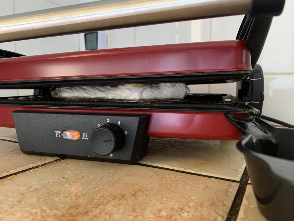Bosch TCG4104 3-in1-Kontaktgrill während des Grillens