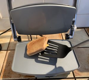 Breville VST071X Sandwichmaker beim Herausnehmen des Sandwiches