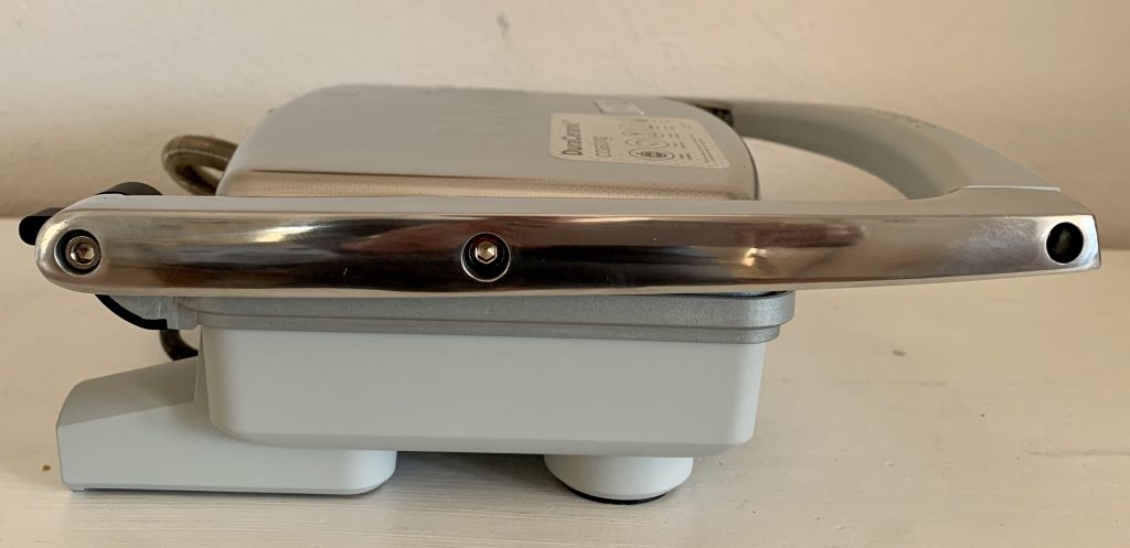 Breville VST071X Sandwichmaker von der Seite mit verschlossenem Deckel