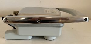 Breville VST071X Sandwichmaker von der Seite mit verschlossenem Deckel