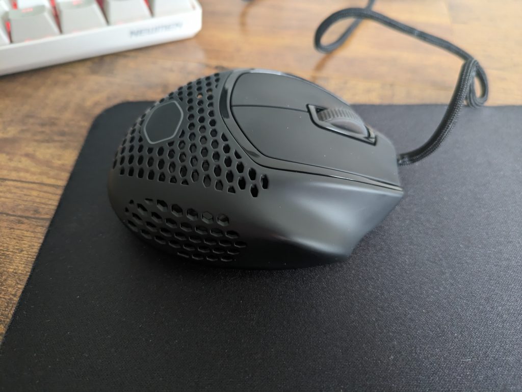 Cooler Master MM720 Gaming-Maus von der linken Seite