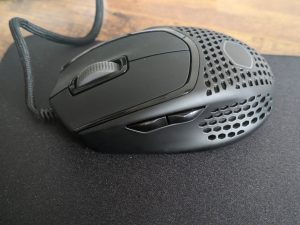 Cooler Master MM720 Gaming-Maus von der rechten Seite