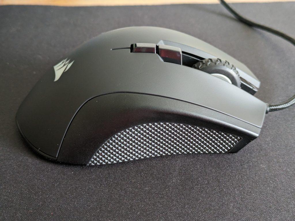 Corsair IRONCLAW Gaming-Maus von der linken Seite