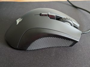 Corsair IRONCLAW Gaming-Maus von der linken Seite