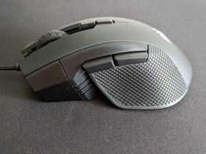 Corsair IRONCLAW Gaming-Maus von der rechten Seite
