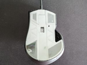 Corsair IRONCLAW Gaming-Maus von unten mit Folie