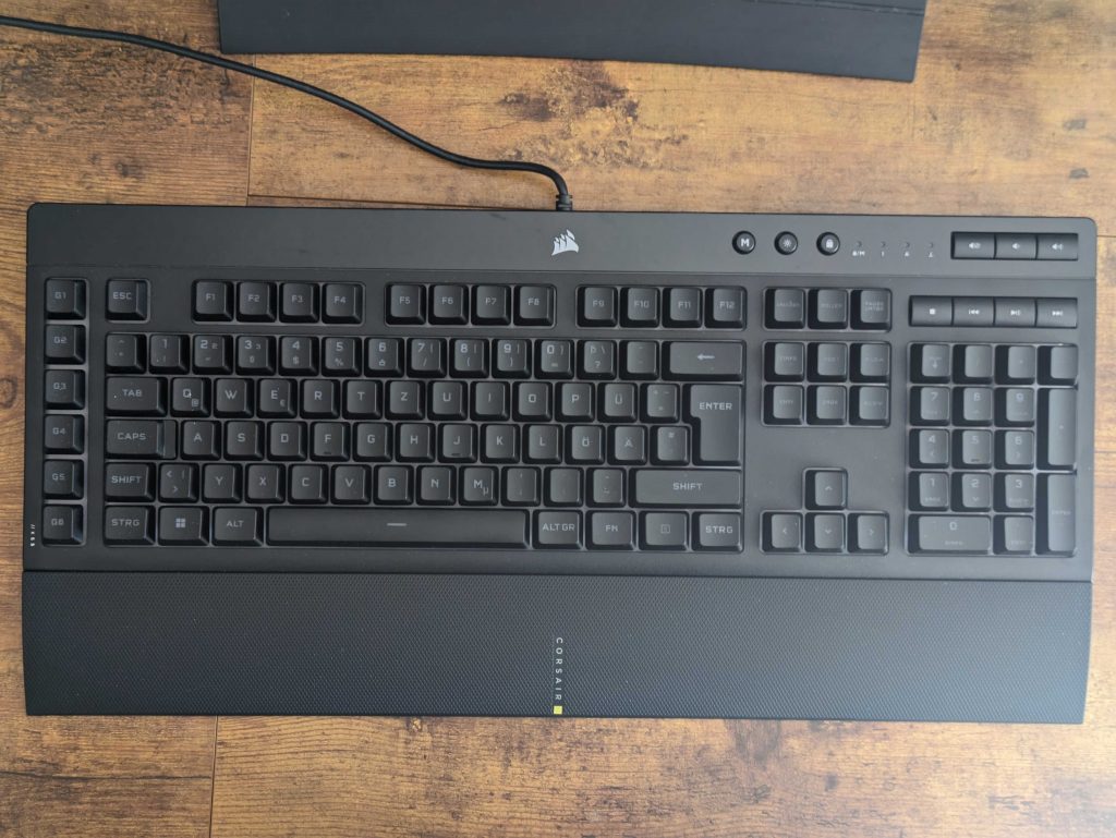 Corsair K55 RGB PRO Gaming-Tastatur von vorne mit Auflage