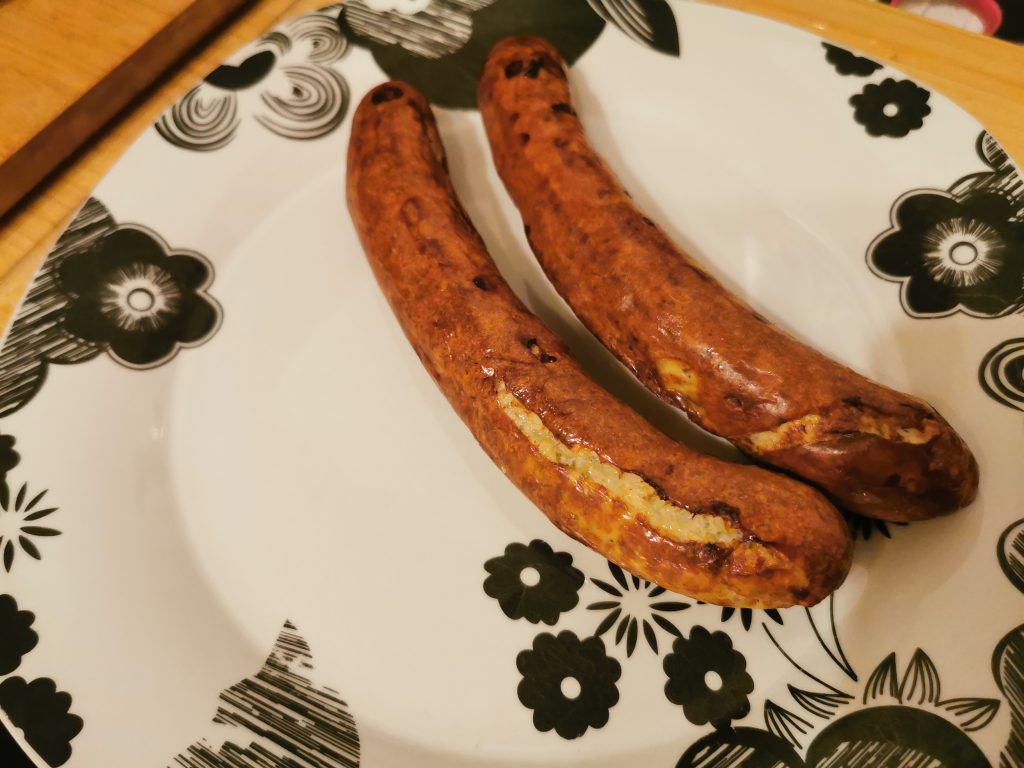 Cosori Turboblaze Heißluftfritteuse Bratwürstchen serviert