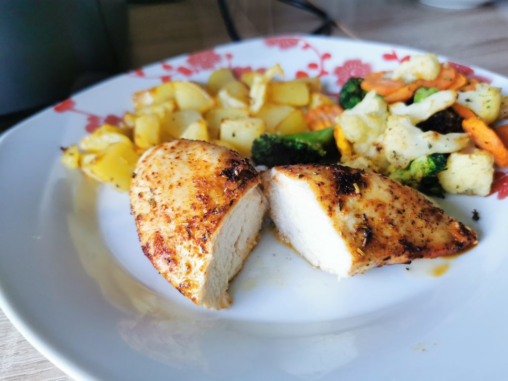 Cosori Turboblaze Heißluftfritteuse Hähnchen aufgeschnitten