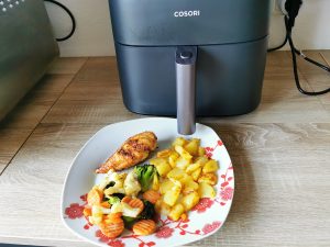 Cosori Turboblaze Heißluftfritteuse Mahlzeit angerichtet