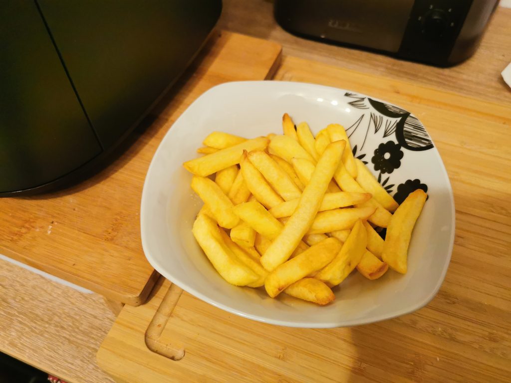 Cosori Turboblaze Heißluftfritteuse Pommes Frites serviert